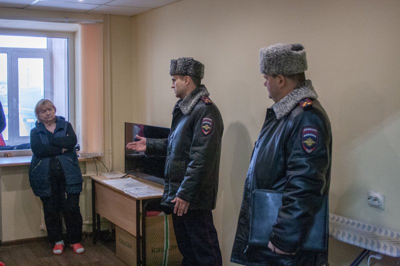 Руководитель областного УМВД посетил пункт временного размещения граждан в Мончегорске